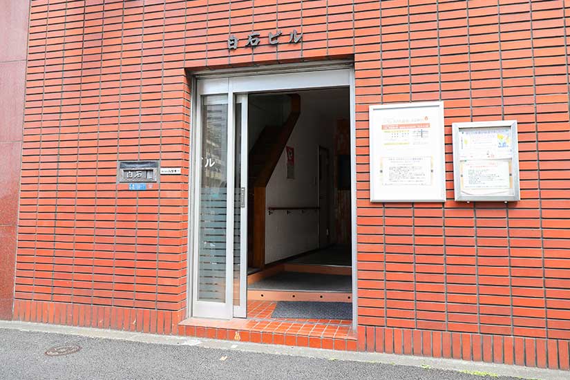 クリニックビル入口